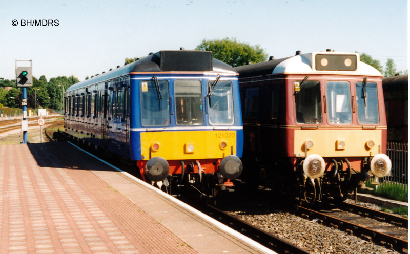 55020 passing 97723 (960021) at Aylesbury (Brian Hopkinson)